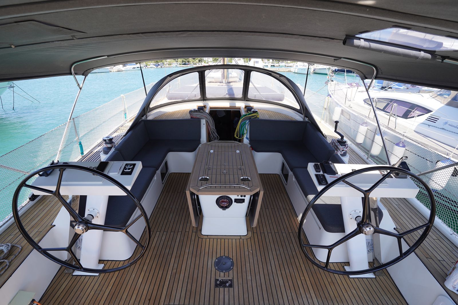 Cockpit mit Doppelsteuerstand und Teak