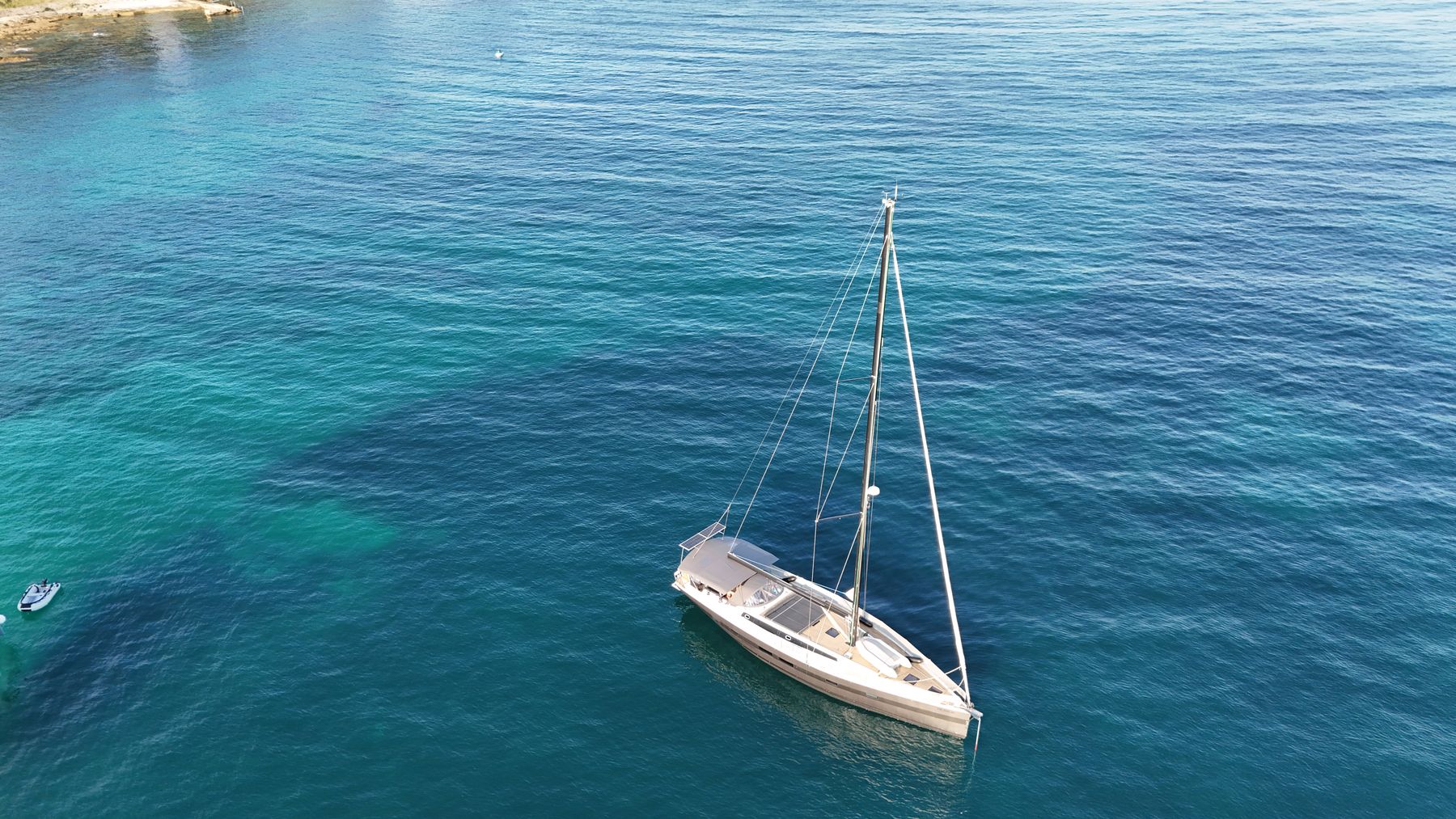 Luftbild: Surprise über türkisem Wasser in Istrien