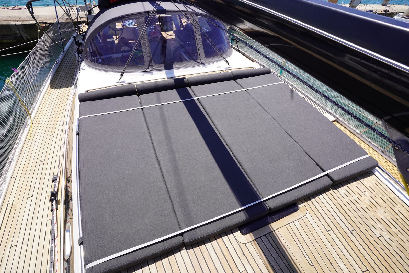 Vordeck mit Sonnenliegen